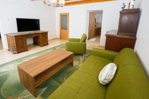 Televízia a/alebo spoločenská miestnosť v ubytovaní Apartmány Nad Rybníkem