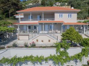 a house with a garden in front of it at Villa Roula in Koinyra