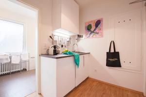 uma cozinha com uma bancada e um frigorífico em Apartment St Johannis em Nurembergue