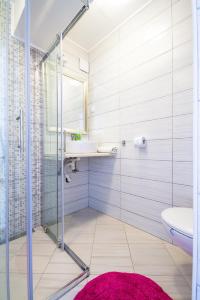 y baño con ducha acristalada y lavamanos. en Apartments Laura en Korčula