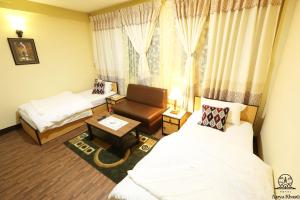 Posteľ alebo postele v izbe v ubytovaní Aarya Chaitya Inn