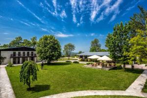 莫德尼卡Dwór w Tomaszowicach的享有庭院和建筑的景色