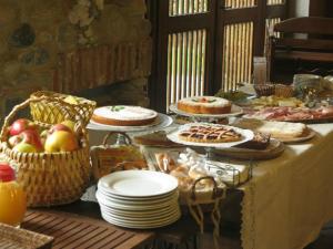 einen Tisch mit Platten, Kuchen und anderen Lebensmitteln in der Unterkunft La Via' in Cavour