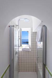 La salle de bains est pourvue d'une douche et offre une vue sur l'océan. dans l'établissement Vista d'Amalfi, à Amalfi