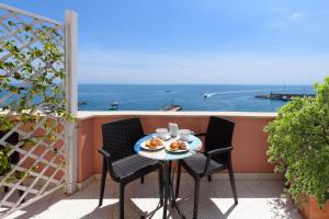 Uma vista do mar tirada do cama e café (B&B)