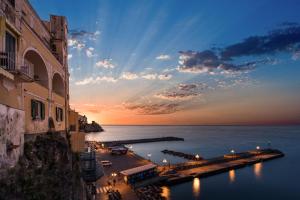 Blick auf das Meer und einen Pier bei Sonnenuntergang in der Unterkunft Vista d'Amalfi in Amalfi