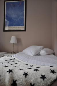 Letto o letti in una camera di Strand Hotell