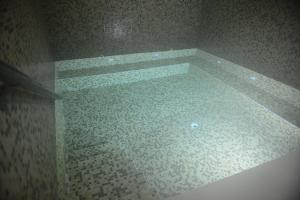 eine Badewanne mit Fliesenboden im Bad in der Unterkunft Villa Drecheva in Ognyanovo