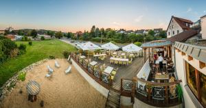 eine Luftansicht eines Restaurants mit Tischen und Stühlen in der Unterkunft Osterberg - Restaurant und Hotel in Hildesheim