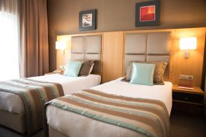 艾登的住宿－Efeler Hotel，酒店客房设有两张床和窗户。