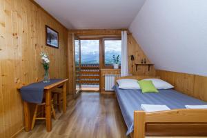sypialnia z łóżkiem, biurkiem i oknem w obiekcie udanypobyt Pokoje Klemensówka w Zakopanem