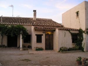 ビリャロブレドにあるCasa Rural La Navarraの大きな扉のある小さな白い家