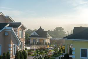 an aerial view of a house with a yard at Family Complex Zastava u Oki in Velegozh