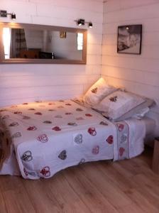 Postel nebo postele na pokoji v ubytování Joli Studio à la Montagne