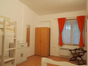 una camera con letto a castello e tende arancioni di Soča Apartment a Nova Gorica