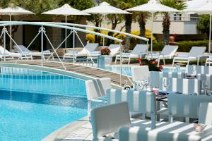 Bazén v ubytování Renaissance Hanioti Resort nebo v jeho okolí