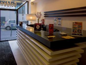 bar w restauracji z szyldem na ścianie w obiekcie Golden Hotel w mieście Neapol