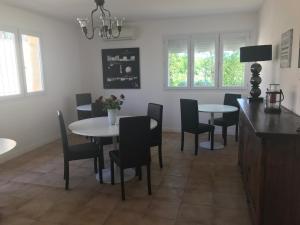 TV a/nebo společenská místnost v ubytování Chambre d'hôtes Costa Belle