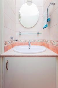 y baño con lavabo y espejo. en Thekla Court, en Polis Chrysochous