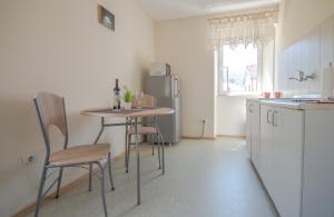 Kuchyň nebo kuchyňský kout v ubytování Apartments Radimir