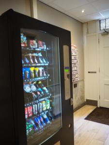 uma máquina de venda automática cheia de refrigerantes em Aston City Hotel em Amsterdã