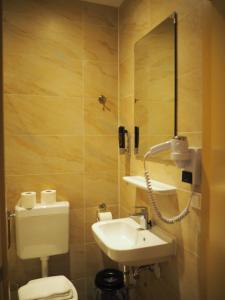 Kylpyhuone majoituspaikassa Aston City Hotel