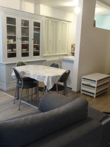 ein Wohnzimmer mit einem weißen Tisch und Stühlen in der Unterkunft Gîte du héron in La Wantzenau