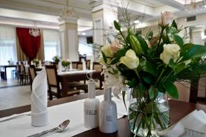 Reštaurácia alebo iné gastronomické zariadenie v ubytovaní Hotel Dąbrowski