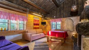 un soggiorno con un divano e un tavolo di Riihipiilo a Moksinkylä