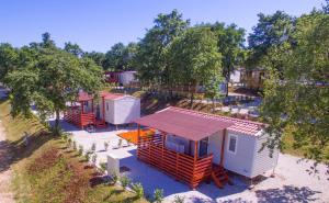 an overhead view of a row of tiny homes at Mobile Homes Comfort ELBA Zelena Laguna in Poreč