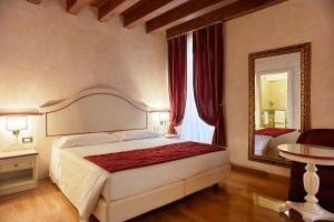 Uma cama ou camas num quarto em Albergo Mazzanti