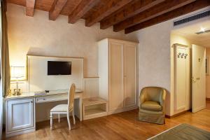 Uma televisão e/ou sistema de entretenimento em Albergo Mazzanti