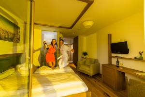 Giường trong phòng chung tại Weingut-Wohlfühlzimmer Adam-Lieleg