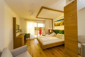 Postel nebo postele na pokoji v ubytování Weingut-Wohlfühlzimmer Adam-Lieleg + 37 fotografií