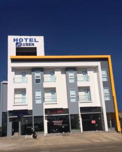 um edifício com uma placa de hotel em cima em Hotel Hausen em Lorica