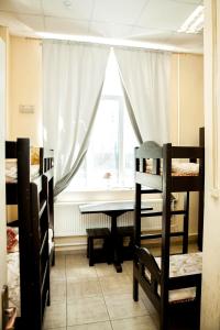 Двухъярусная кровать или двухъярусные кровати в номере Хостел Вежливый Лось на Ярославском шоссе