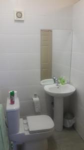 Un baño de Self-catering Studio, Unit 6 on Krupp 29 fotos más