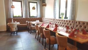 un ristorante con tavoli e sedie con tovaglioli rossi sopra di Lindenhof Ybbs a Ybbs an der Donau