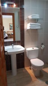 A bathroom at Apartamentos Olympia Center