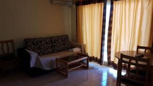 A seating area at Apartamentos Olympia Center
