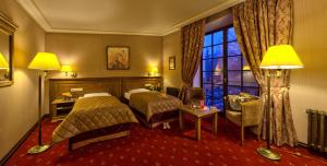 pokój hotelowy z 2 łóżkami i oknem w obiekcie Hermitage Hotel w Brześciu