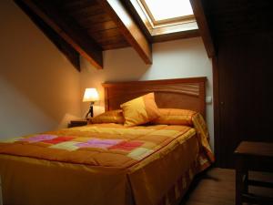 SahunにあるApartamentos Estopの窓付きの部屋にベッド付きのベッドルーム1室があります。