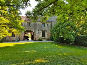 an old stone house with a large yard at Villa Maffei Rizzardi in Oppeano