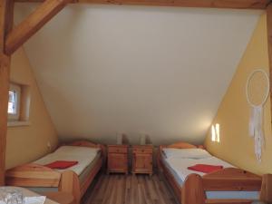Un pat sau paturi într-o cameră la Western Penzion