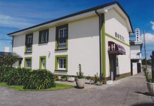 un edificio blanco con un letrero que lee hotel en Luarca Zabala Hotel en Luarca