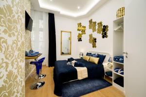 - une chambre avec un lit bleu et une chaise bleue dans l'établissement Budapest Holidays Harmony, à Budapest