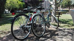 zwei Fahrräder, die nebeneinander in einem Park geparkt sind in der Unterkunft Amo Te in Infernetto