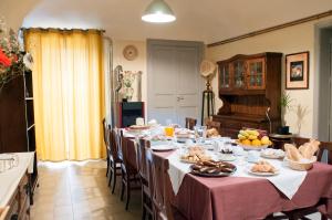 a dining room with a long table with food on it at B&B L'Angelica in Piazza Armerina