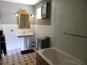 Koupelna v ubytování Nabat le Haut, chambre et table d'hotes