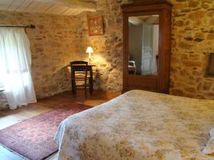 Postel nebo postele na pokoji v ubytování Nabat le Haut, chambre et table d'hotes